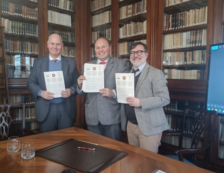 Firma de un acuerdo Erasmus+ con las Universidades de Módena y Reggio Emilia (Unimore, Italia) y Coimbra (Portugal) para intercambio internacional de alumnado e investigadores <a href="/UNIMORE_univ/">UNIMORE</a> <a href="/UnivdeCoimbra/">Universidade de Coimbra</a>
Información en: us.es/actualidad-de-…