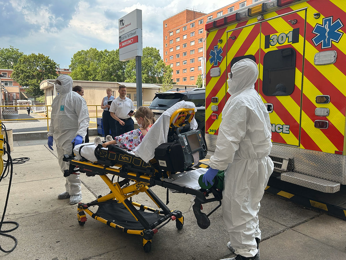 ASPRgov's tweet image. +50 partners participated the Tranquil Passport exercise, which tested our nation’s ability to transport & care for high-consequence infectious disease patients. Lessons learned will be used to enhance future responses.
Here, simulated patients were transported to @MedStarWHC.