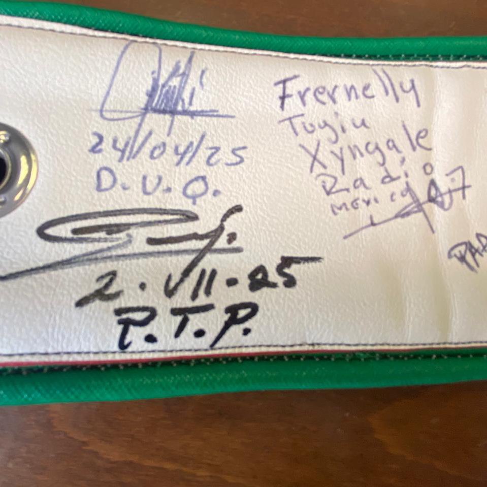 PabloTrejoIzt's tweet photo. Hoy recibí a Omar Flores Vargas y a jóvenes representantes del boxeo para sumar mi firma al Cinturón Blanco por la Paz 🕊🥊
Una causa que nos une por un mismo objetivo: promover la paz desde todas las trincheras.

#CinturónBlancoPorLaPaz #PazParaElMundo #DiputadoPabloTrejo https://t.co/3zyhTVBfEo