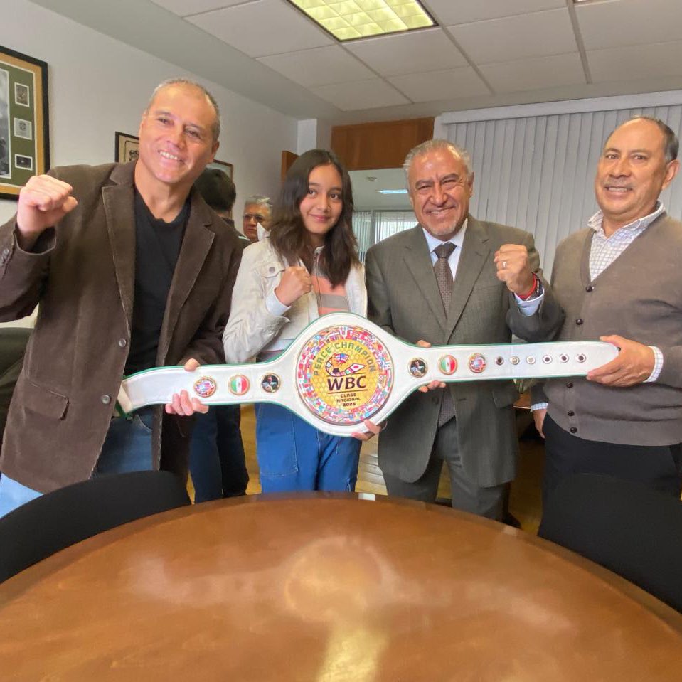 PabloTrejoIzt's tweet photo. Hoy recibí a Omar Flores Vargas y a jóvenes representantes del boxeo para sumar mi firma al Cinturón Blanco por la Paz 🕊🥊
Una causa que nos une por un mismo objetivo: promover la paz desde todas las trincheras.

#CinturónBlancoPorLaPaz #PazParaElMundo #DiputadoPabloTrejo https://t.co/3zyhTVBfEo