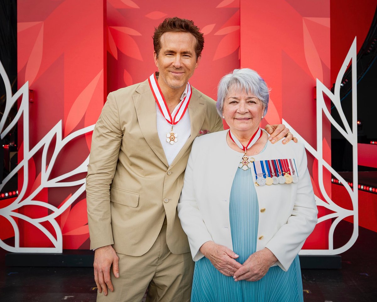 L'ancien lauréat <a href="/VancityReynolds/">Ryan Reynolds</a>, O.C., O.B.C., a été nommé officier de l'Ordre du Canada par la très honorable Mary Simon <a href="/GGCanada/">Governor General of Canada</a>, et figurait parmi ceux qui ont été intronisés lors de l'émission spéciale de la <a href="/CBCRadioCanada/">CBC/Radio-Canada</a> hier. Félicitations Ryan !
#GGSimon #RyanReynolds