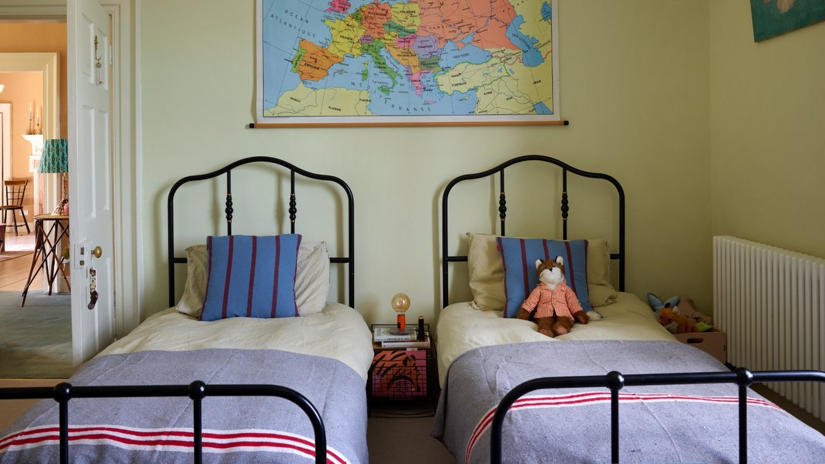 enchantedgrd's tweet photo. 21 clever shared bedroom ideas that ensure your kids’ space is divided fairly and reflects both personalities https://t.co/hdZflFuIdm https://t.co/HDKIT58gdu