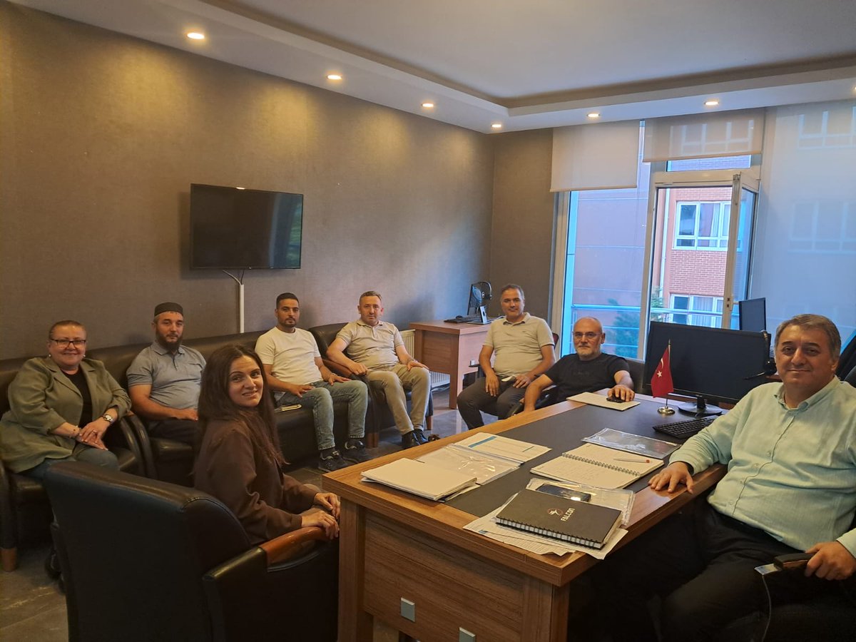 Mensubu olmaktan onur duyduğum AK Parti Sultanbeyli ilçe başkanlığımızda teşkilat komisyon toplantımızı gerçekleştirdik. Kararlarımızı aldık. Değerlendirmelerimizi yaptık. Almış olduğumuz kararların ilçemize, davamıza hayırlar getirmesini Rabbimden niyaz ederim.