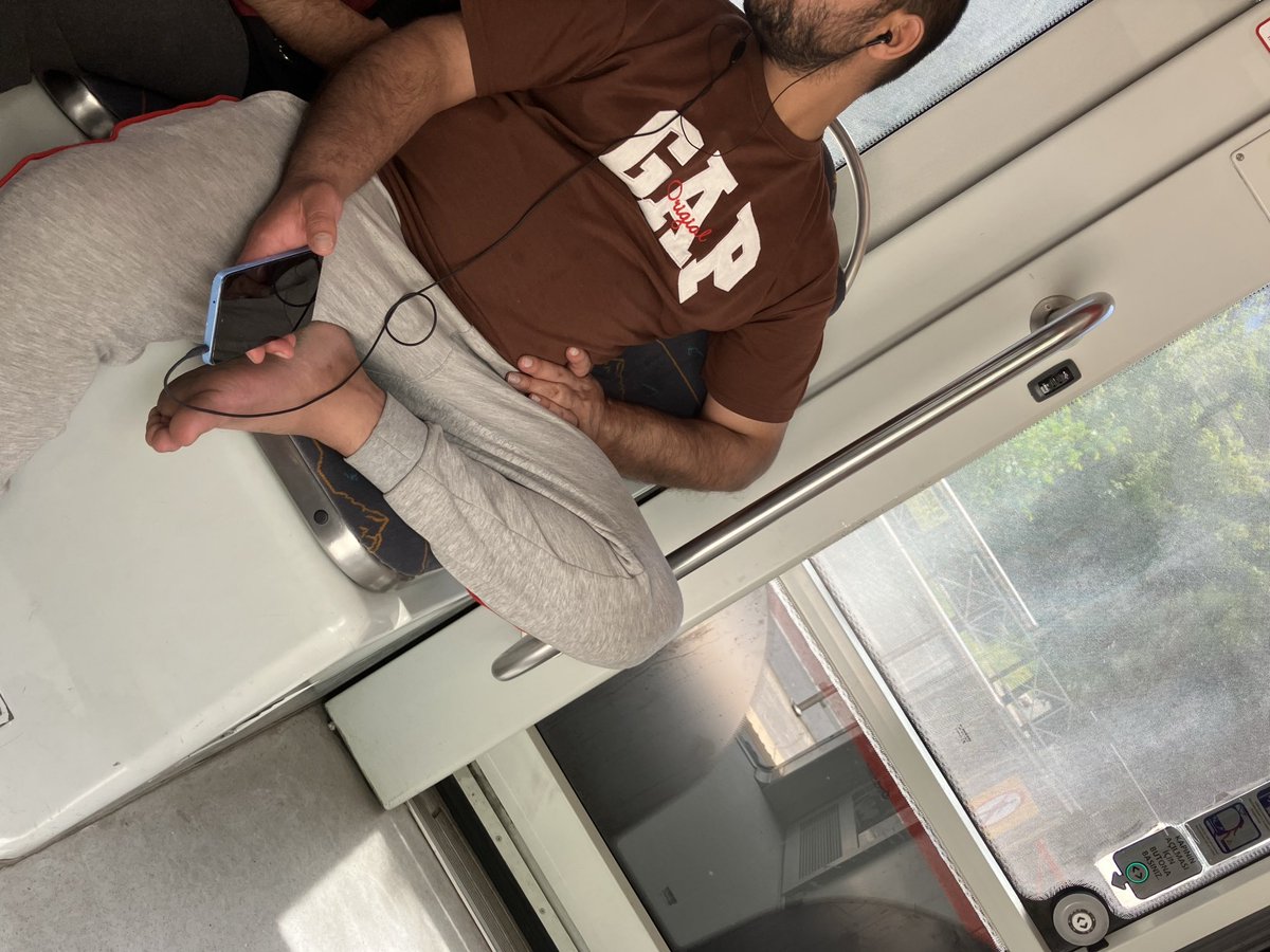 muteferris's tweet image. Bu sabah toplu taşıma da karşımda oturan mülteci sanırsın mülteci değil 7 köyün ağası