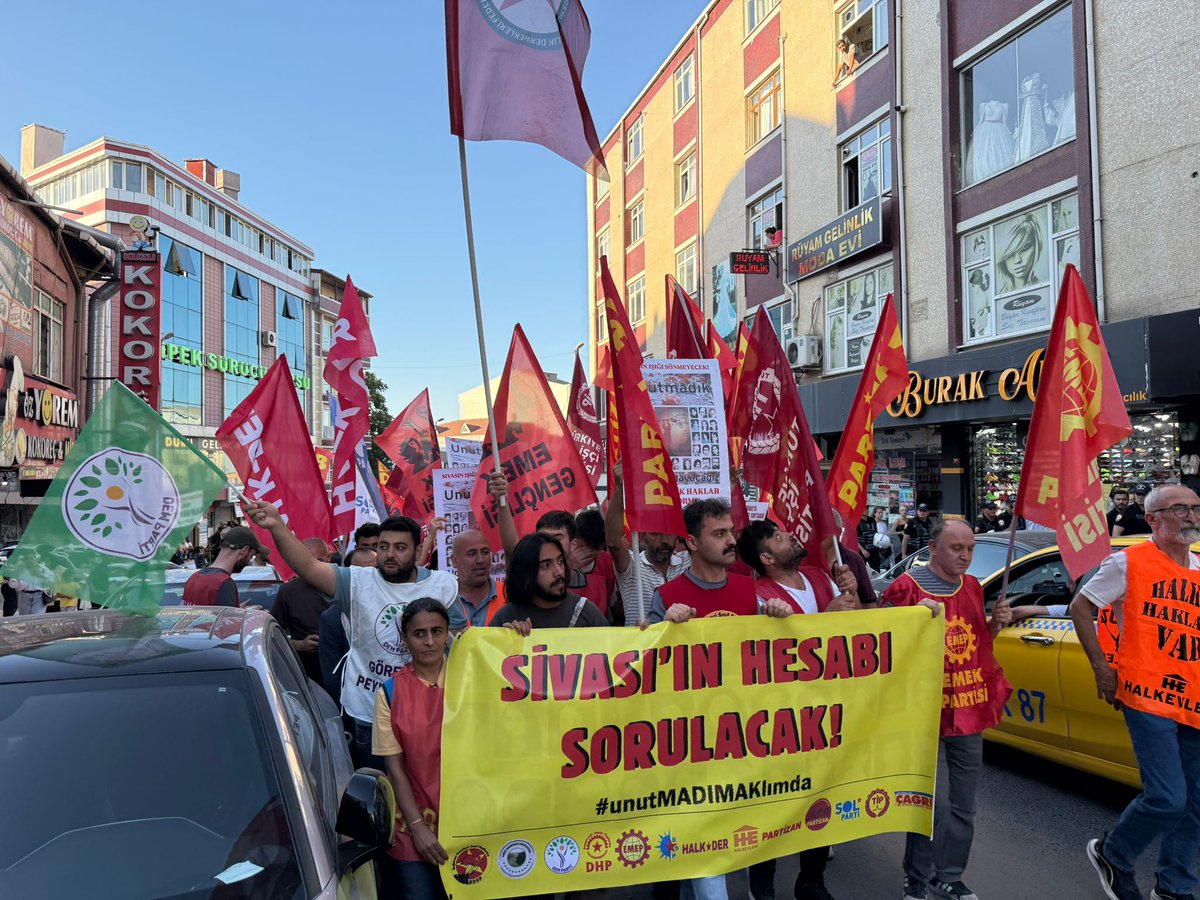 2 Temmuz 1993'te Sivas'ta gerçekleşen katliamın yıldönümünde Esenyurt tabeladaydık. Sivas’ta kaybettiğimiz canlarımızı anıyoruz. Onların bu ülkede bıraktığı mirası, demokratik, eşitlik ve özgürlük mücadelesini daha ileriye götürmeye söz veriyoruz.