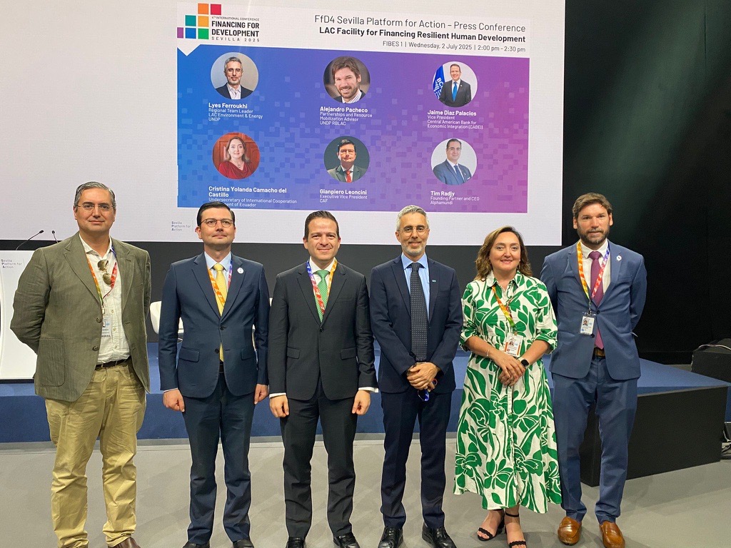 PNUD Ecuador (@pnudecuador) on Twitter photo 🇪🇨 Cristina Camacho, Subsecretaria de Cooperación Internacional <a href="/CancilleriaEc/">Cancillería del Ecuador 🇪🇨</a>, destacó en la #FFD4 los logros de @PROAmazonía, liderado por <a href="/Ambiente_Ec/">Min. de Ambiente, Agua y Transición Ecológica</a> con el apoyo técnico del <a href="/PNUDEcuador/">PNUD Ecuador</a> . 🇪🇨 Cristina Camacho, Subsecretaria de Cooperación Internacional <a href="/CancilleriaEc/">Cancillería del Ecuador 🇪🇨</a>, destacó en la #FFD4 los logros de @PROAmazonía, liderado por <a href="/Ambiente_Ec/">Min. de Ambiente, Agua y Transición Ecológica</a> con el apoyo técnico del <a href="/PNUDEcuador/">PNUD Ecuador</a> .