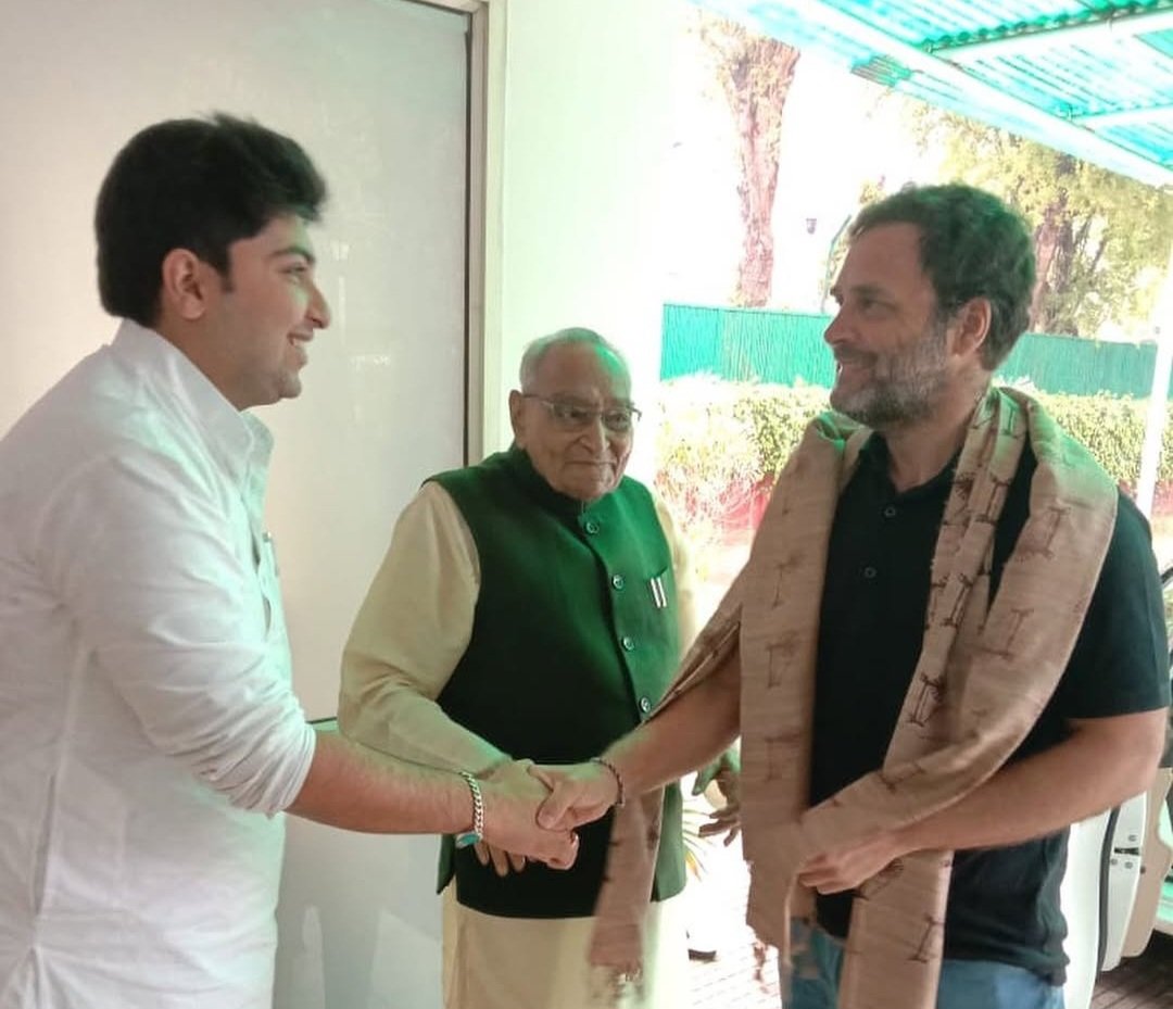sandeepvoraIYC's tweet photo. राहुल जी, नेता विपक्ष के रूप में आपका यह एक साल देश की हर दबाई गई आवाज़ के लिए उम्मीद की किरण बना रहा।
आपकी बेखौफ़ आवाज़ ने हमें सिखाया कि सच्चाई के लिए खड़े होना ही असली नेतृत्व है।
हम वादा करते हैं—आपके संघर्ष में कदम से कदम मिलाकर साथ चलेंगे। ❤️ @RahulGandhi

#1YearOfRahulGandhi #आवाज़_उठाओ #Congress