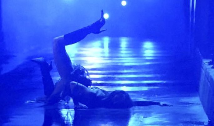 eu tirando uma foto em cima da estrela da miley