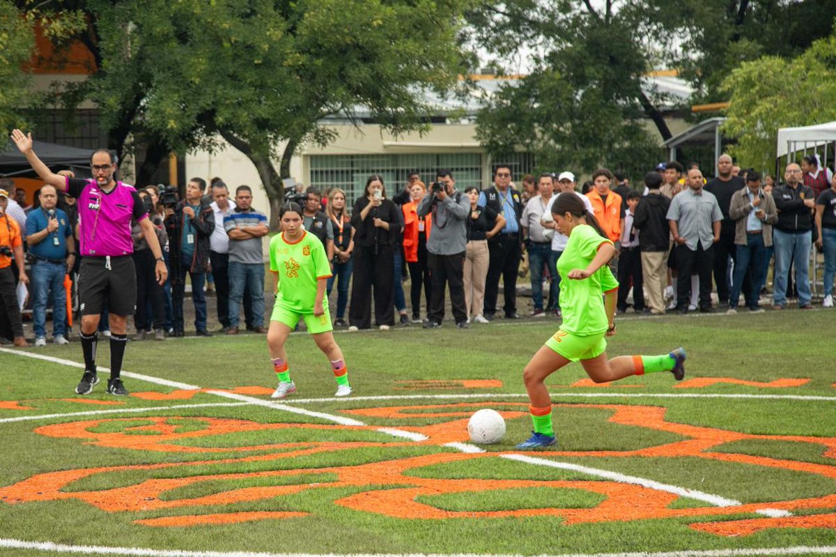 🏅 Hoy marcamos el cierre del Ciclo Escolar 2024-2025 para más de 6 mil escuelas de Educación Básica bajo el lema "Ponte Nuevo Ponte Mundial". ⚽️

En la Secundaria No. 8 "Niños Héroes", celebramos un vibrante partido del "Mundialito Escolar 2025" y el estreno de su cancha.