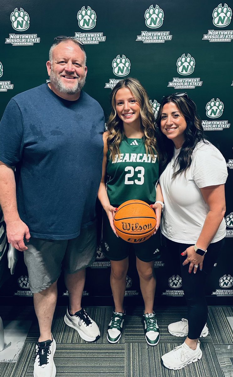 Had a great visit today with <a href="/nwbearcatwbb/">Bearcat WBB</a> ! Enjoyed getting to talk with <a href="/nw_ameyer/">Austin Meyer</a> and I look forward to continuing our relationship in the future. Go bearcats! 
<a href="/MokanGirls/">Mokan Girls Basketball</a> <a href="/Dylan_Evans85/">Dylan Evans</a> <a href="/AndyKelley47/">Andy Kelley</a> <a href="/girls_gvhoops/">GV Girls Basketball</a>