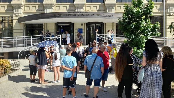 Evitar el desalojo de más de 30 familias 

Con este objetivo, afectados, vecinos y representantes de diversas asociaciones y organizaciones se concentraron el pasado 26 de junio frente a la sede de la EMVS 

distritovillaverde.com/evitar-el-desa…