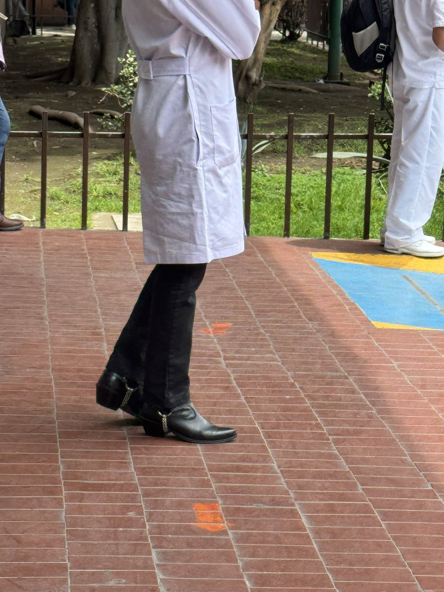 Cuando a las 7am vienes a dar consulta y a las 3pm te vas a bailar Payaso de Rodeo 🤠