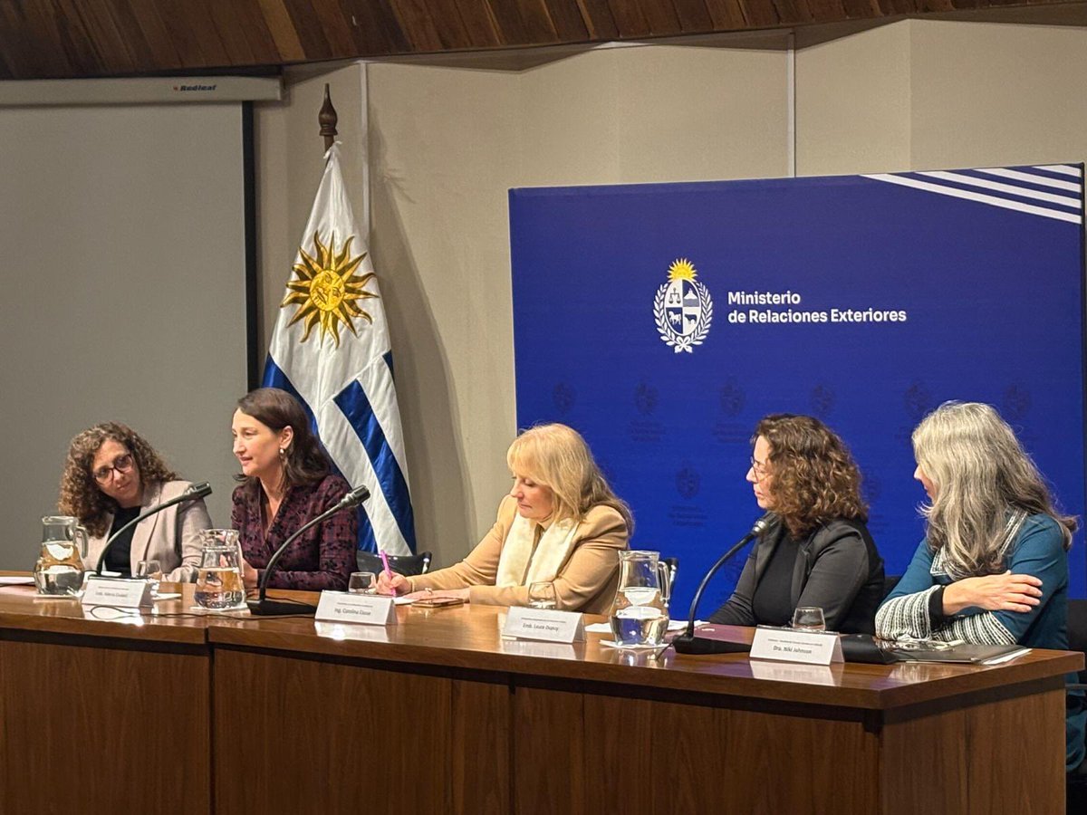 ValeCSU's tweet photo. Hay múltiples formas de hacer diplomacia. Y la diplomacia necesita a las mujeres. Estamos, somos, véannos! https://t.co/24cNSILhmb