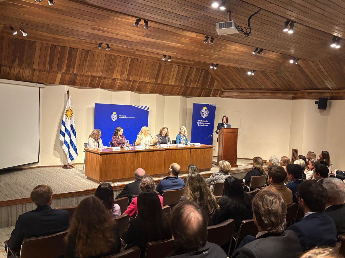 ValeCSU's tweet photo. Hay múltiples formas de hacer diplomacia. Y la diplomacia necesita a las mujeres. Estamos, somos, véannos! https://t.co/24cNSILhmb
