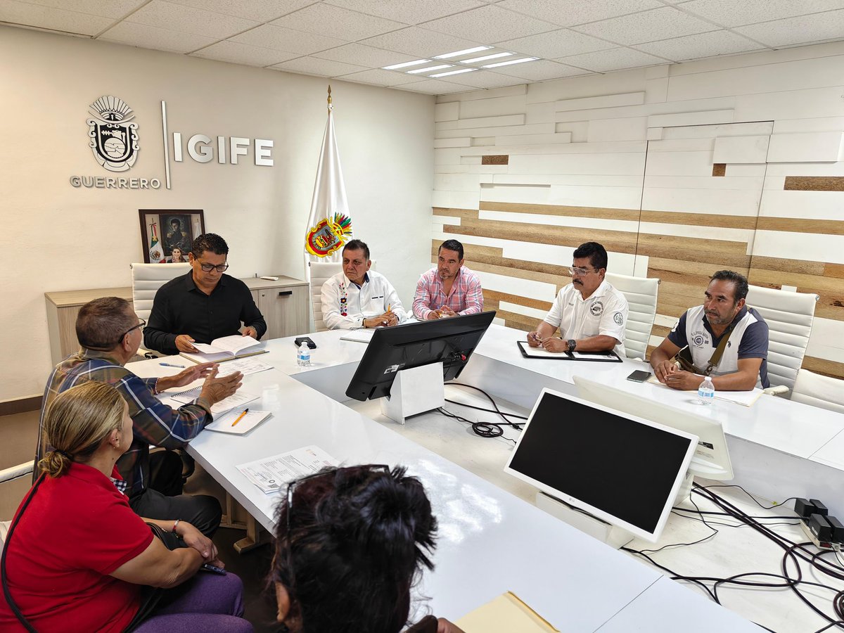 El Ing. Benjamín Guinto Nava, director general del IGIFE, recibió a autoridades, ciudadanos y directivos de diversos planteles de la Sierra de Guerrero, con quienes sostuvo un diálogo cercano para escuchar y conocer de primera mano las necesidades más urgentes que enfrentan.