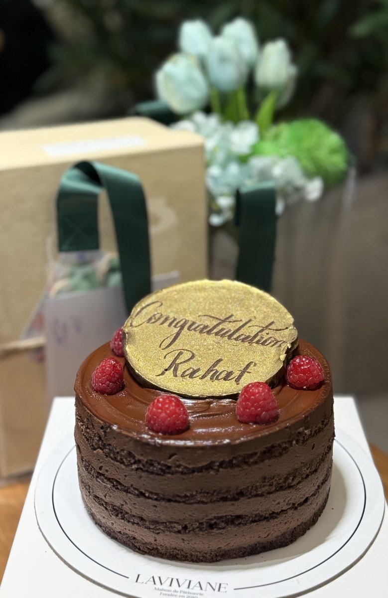 Rahvl7's tweet photo. مازالت مشاعر التخرج اللذيذه حاضرة 🥇 💙 https://t.co/oosLnCF82s