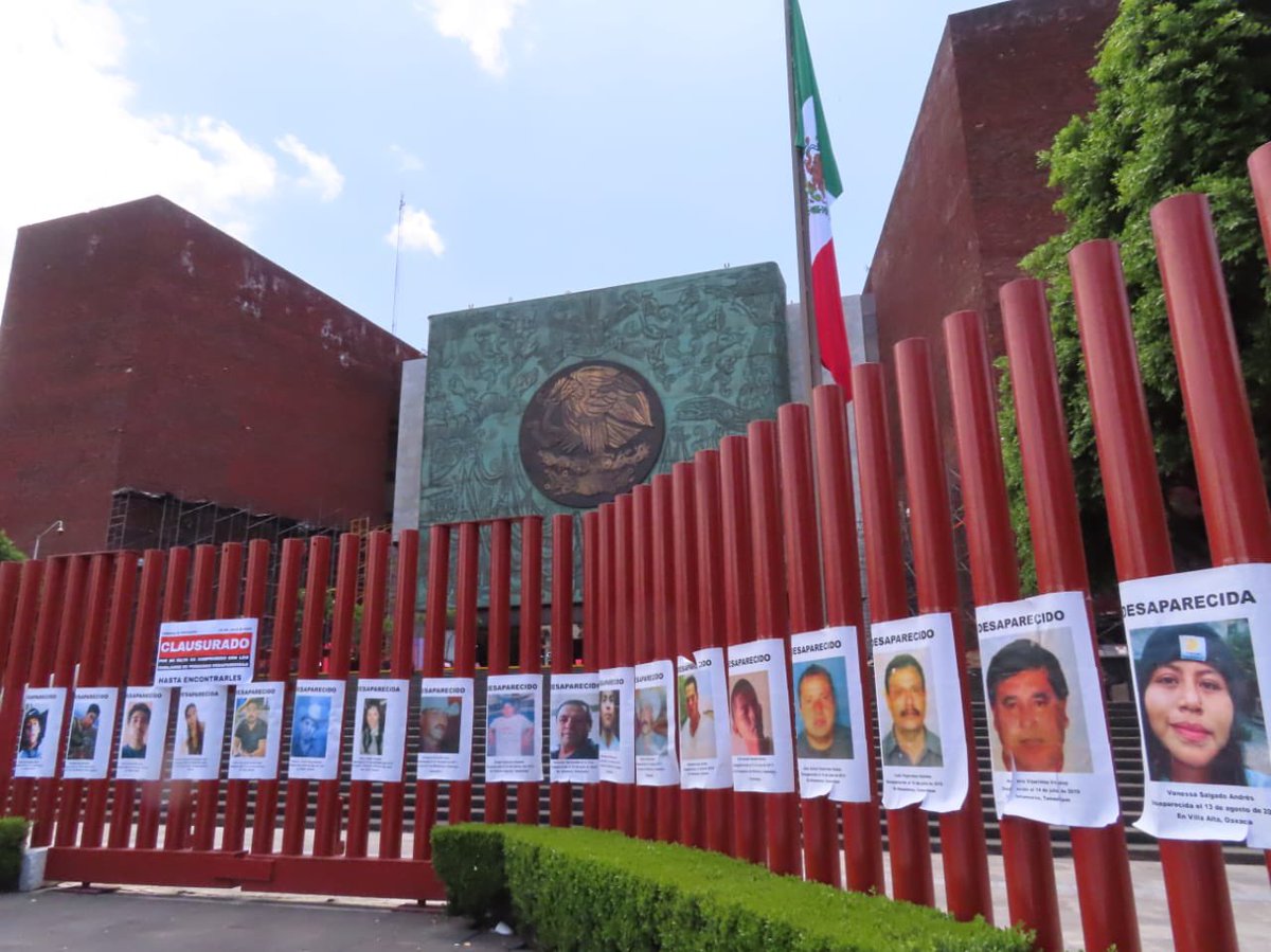 Colectivos de búsqueda de personas desaparecidas se manifiestan en la Cámara de Diputados para expresar su rechazo a las reformas recientemente aprobadas a la Ley General en materia de #Desapariciones, la Ley de Población y la creación de CURP Biométrica.

Estas reformas son
