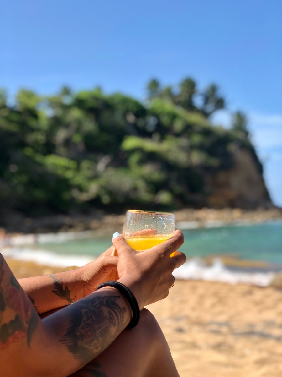 A refreshing cocktail on the beach, with a splash of crisp Uno (Blanco). 👏 There’s no better way to enjoy the summer.