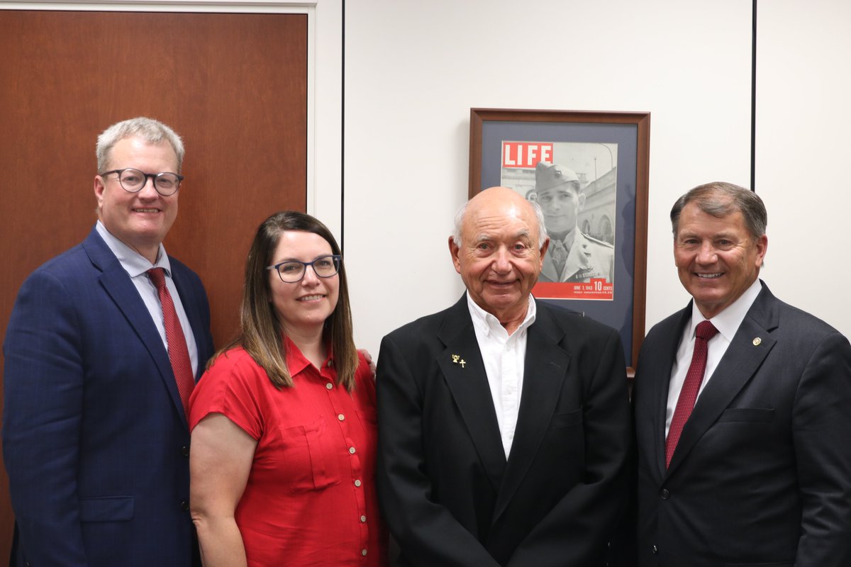 SenatorRounds's tweet image. Good to visit with the Penfield family of Lemmon. Their son Will is just wrapping up his time serving as a legislative page in the Senate. Grateful for all of his work over the past few months!