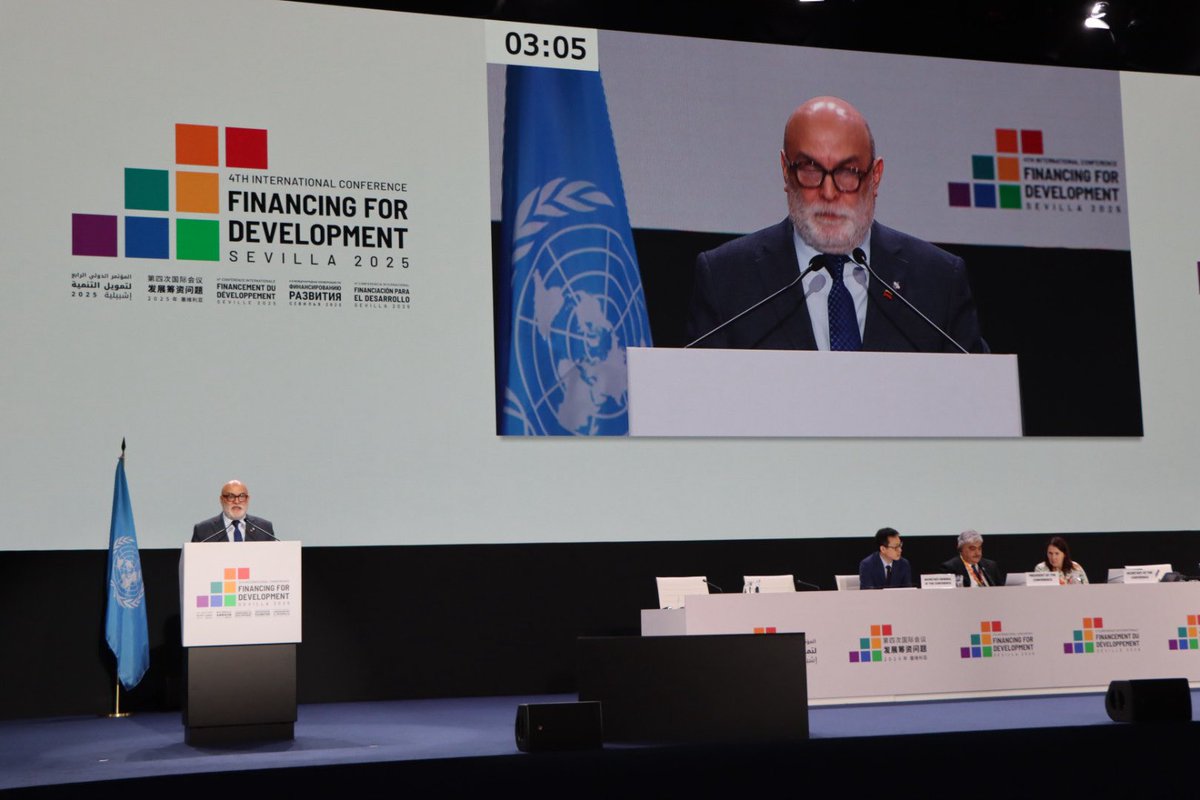 EmbaVEespana's tweet photo. Viceministro Rubén Darío Molina exige en Sevilla el levantamiento completo e incondicional de las MCU contra Venezuela #FFD4 https://t.co/cbVm7CsPAJ https://t.co/suauwBYrSw