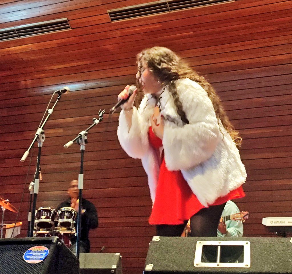 ¡Ahora en la Cátedra del Bolero, el turno de la talentosa joven Iré Lozano en la Sala de Conciertos de la UCV! 🎶✨ #Bolero #TalentoJoven