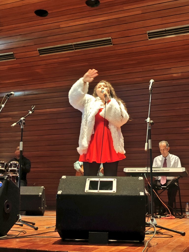 p_betancof's tweet photo. ¡Ahora en la Cátedra del Bolero, el turno de la talentosa joven Iré Lozano en la Sala de Conciertos de la UCV! 🎶✨ #Bolero #TalentoJoven https://t.co/P8WzNotdGO