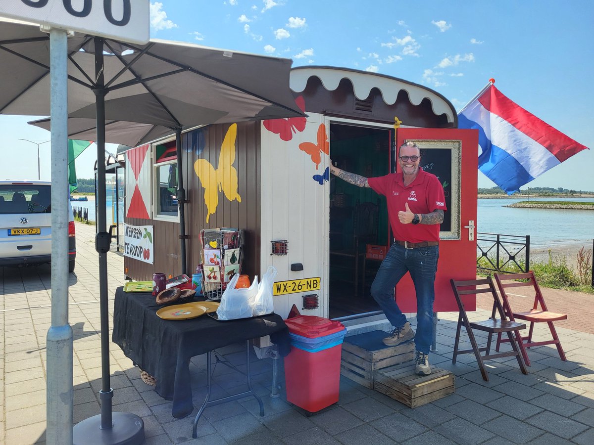 Wat een mooi initiatief. Dagbesteding voor de jong volwassenen van @StichtingVlinders #vlndrs terwijl je de lekkere kersen kunt kopen. Op de Waalkade van Tiel. Dit terwijl het zo warm was vandaag. Respect hoor.