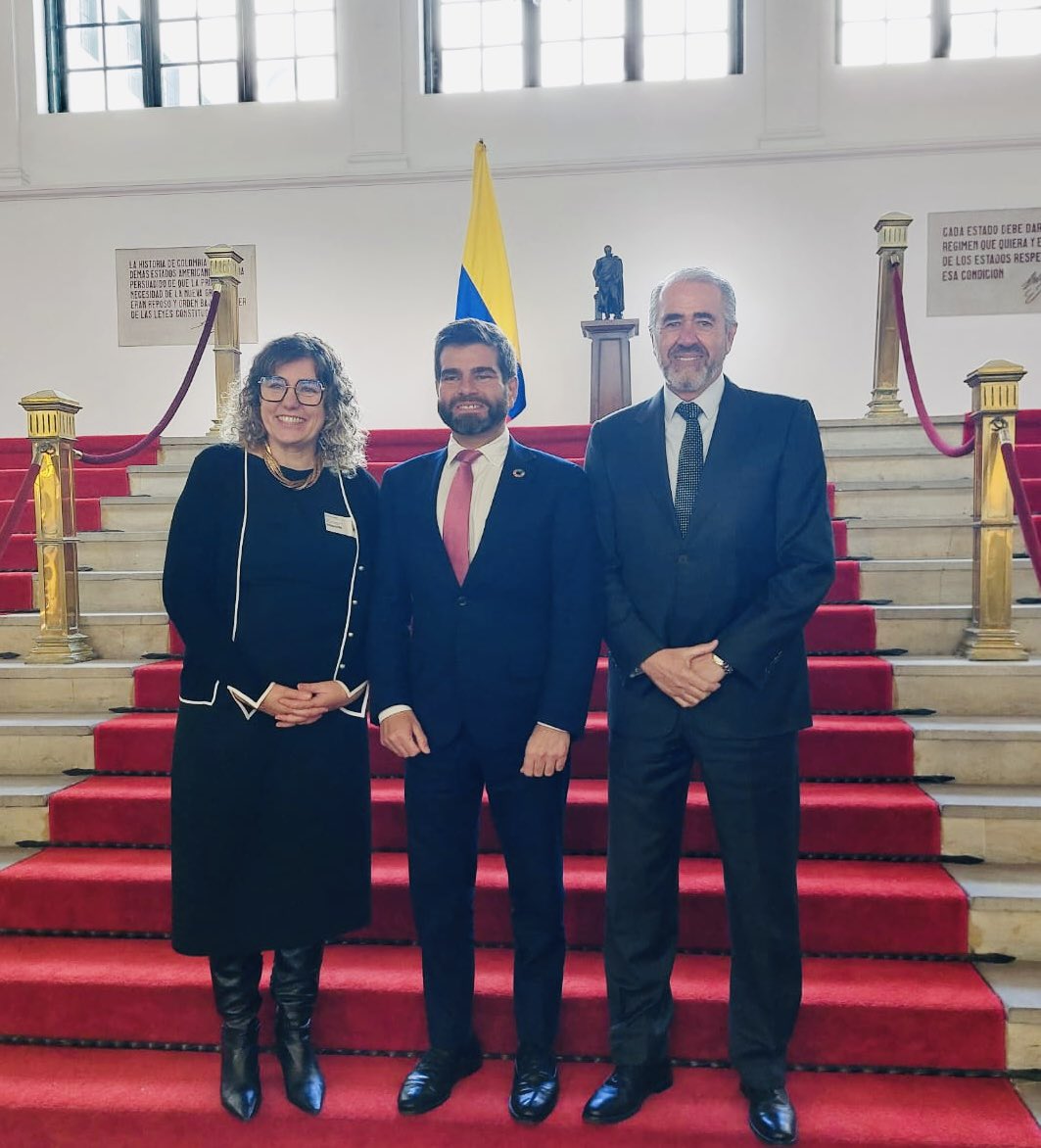 Merecido reconocimiento de <a href="/CancilleriaCol/">Cancillería Colombia</a> y <a href="/MAPPOEA/">MAPP/OEA</a> a <a href="/VOrtCam/">Vicente Ortega Cámara</a> por su contribución a la paz en 🇨🇴.

En breve concluye su estancia de 5 años al frente de <a href="/AECIDColombia/">AECID Colombia</a> donde deja un gran ejemplo de servicio público y vocación por la cooperación al desarrollo.