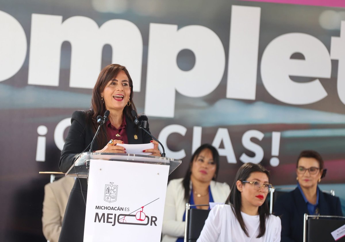 GabyMolinaMX's tweet photo. (1/3) 🤩 Elegimos hacer válido el derecho a la educación, elegimos hacer posible el #TercerCicloEscolarCompleto. 🧑‍🎓

🏫 Desde la Primaria Revolución, 🙋‍♂️ junto al Gobernador @ARBedolla, clausuramos simbólicamente el ciclo escolar 2024-2025. 🎉

#MichoacánEsMejor https://t.co/R2dYsVtxV0