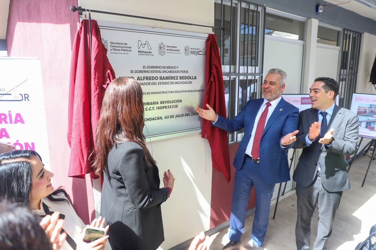 GabyMolinaMX's tweet photo. (1/3) 🤩 Elegimos hacer válido el derecho a la educación, elegimos hacer posible el #TercerCicloEscolarCompleto. 🧑‍🎓

🏫 Desde la Primaria Revolución, 🙋‍♂️ junto al Gobernador @ARBedolla, clausuramos simbólicamente el ciclo escolar 2024-2025. 🎉

#MichoacánEsMejor https://t.co/R2dYsVtxV0