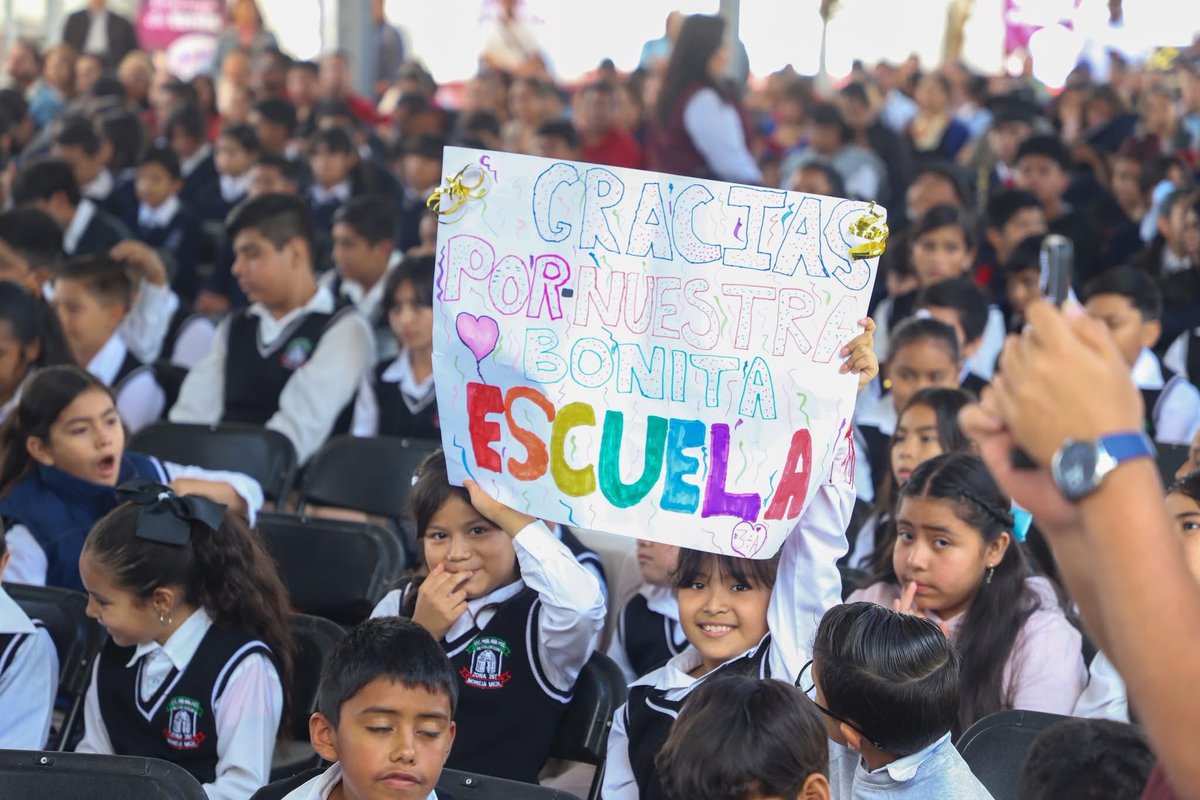 GabyMolinaMX's tweet photo. (1/3) 🤩 Elegimos hacer válido el derecho a la educación, elegimos hacer posible el #TercerCicloEscolarCompleto. 🧑‍🎓

🏫 Desde la Primaria Revolución, 🙋‍♂️ junto al Gobernador @ARBedolla, clausuramos simbólicamente el ciclo escolar 2024-2025. 🎉

#MichoacánEsMejor https://t.co/R2dYsVtxV0