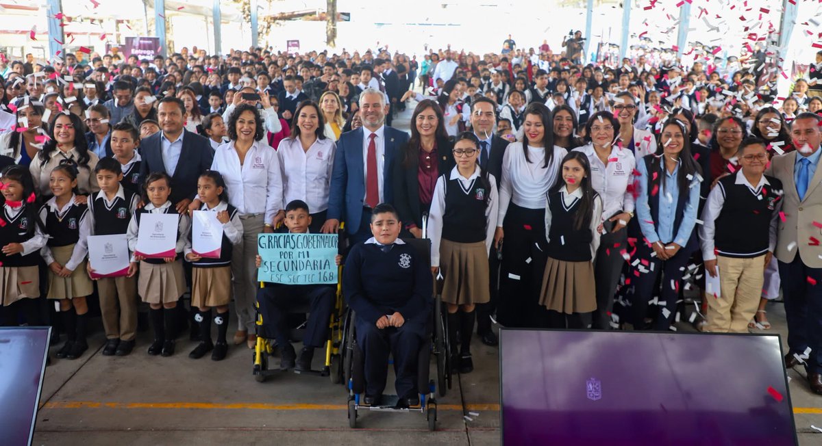 GabyMolinaMX's tweet photo. (1/3) 🤩 Elegimos hacer válido el derecho a la educación, elegimos hacer posible el #TercerCicloEscolarCompleto. 🧑‍🎓

🏫 Desde la Primaria Revolución, 🙋‍♂️ junto al Gobernador @ARBedolla, clausuramos simbólicamente el ciclo escolar 2024-2025. 🎉

#MichoacánEsMejor https://t.co/R2dYsVtxV0