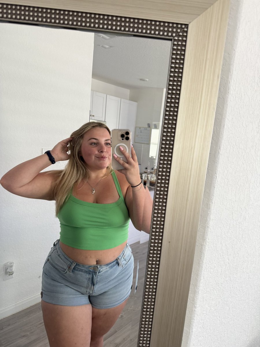 shellbbyy200's tweet photo. Glowing different💚✨ https://t.co/CIZ86BeGPE