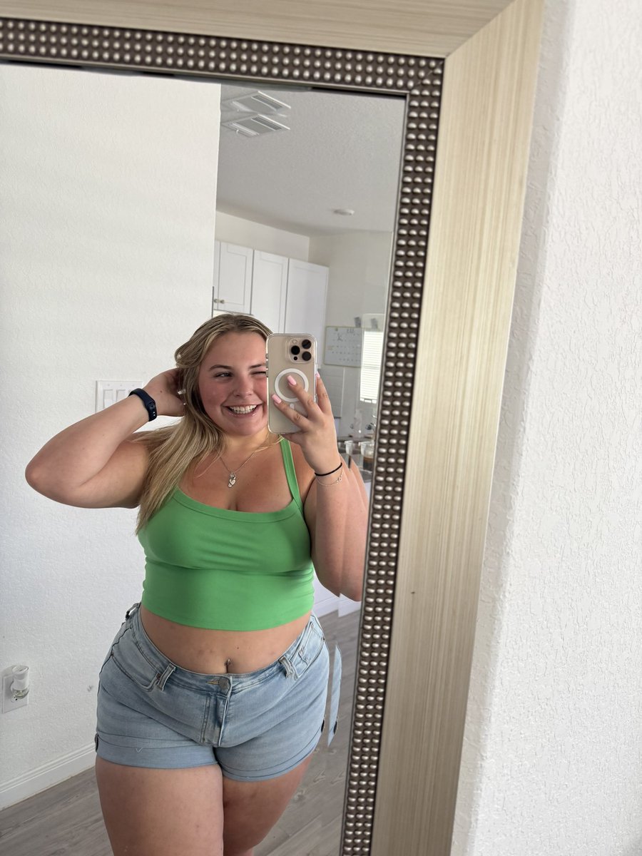 shellbbyy200's tweet photo. Glowing different💚✨ https://t.co/CIZ86BeGPE