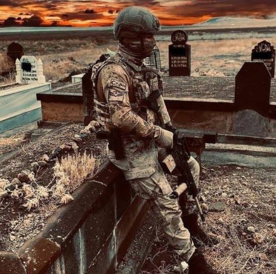 Artık veda zamanına pek fazlaca kalmadı,
Yorgun ve kimsesiz ölümün bahçesindeyim.