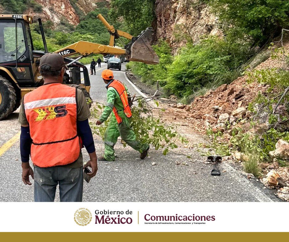 🚧 El Centro #SICTOaxaca informa 
Se realizan labores de remoción de derrumbes en la carretera federal 190 Oaxaca – Tehuantepec, tramo: Oaxaca – El Camarón, del km 64 al km 130, a fin de restablecer las condiciones de seguridad y tránsito.
✅ ¡Seguimos trabajando por caminos