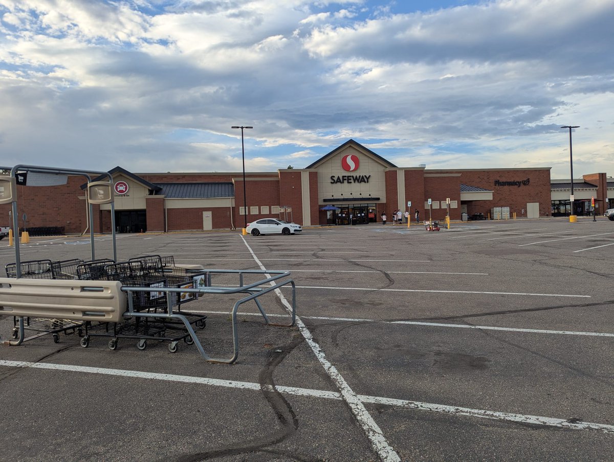 EW4Democracy's tweet image. An empty parking lot and a full picket line in Denver, CO 💪 

@TeamsterRnF Steering Committee member Tyler Condo is out on the picket line building worker-to-worker solidarity with Safeway workers on strike in @UFCW_7!