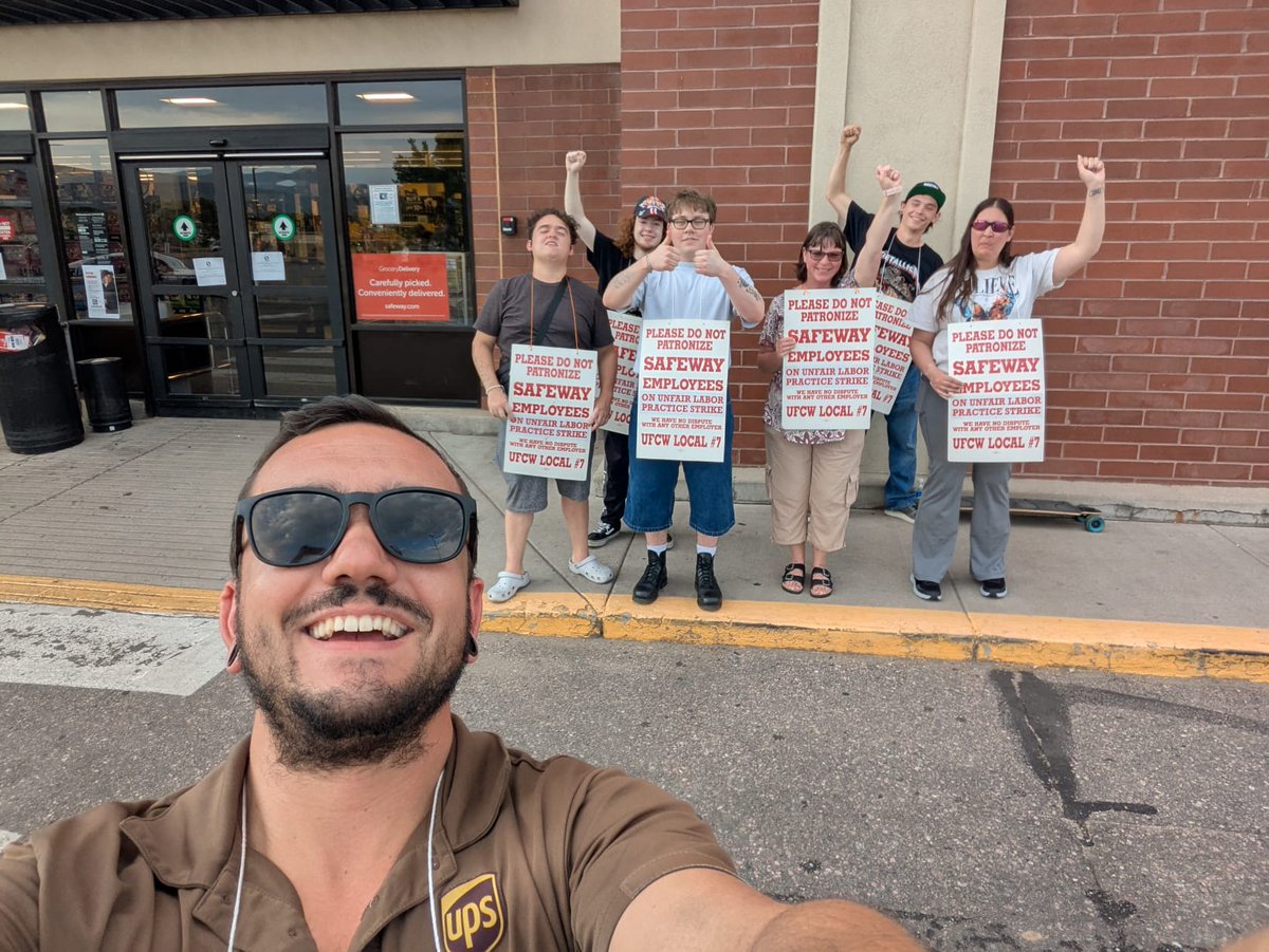 EW4Democracy's tweet image. An empty parking lot and a full picket line in Denver, CO 💪 

@TeamsterRnF Steering Committee member Tyler Condo is out on the picket line building worker-to-worker solidarity with Safeway workers on strike in @UFCW_7!