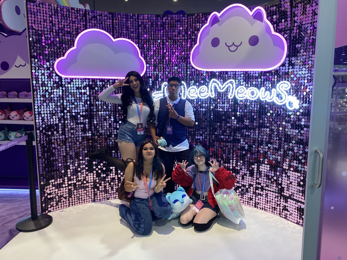 i miss <a href="/VidCon/">VidCon</a> had so much fun meeting everyone and making friends &lt;33