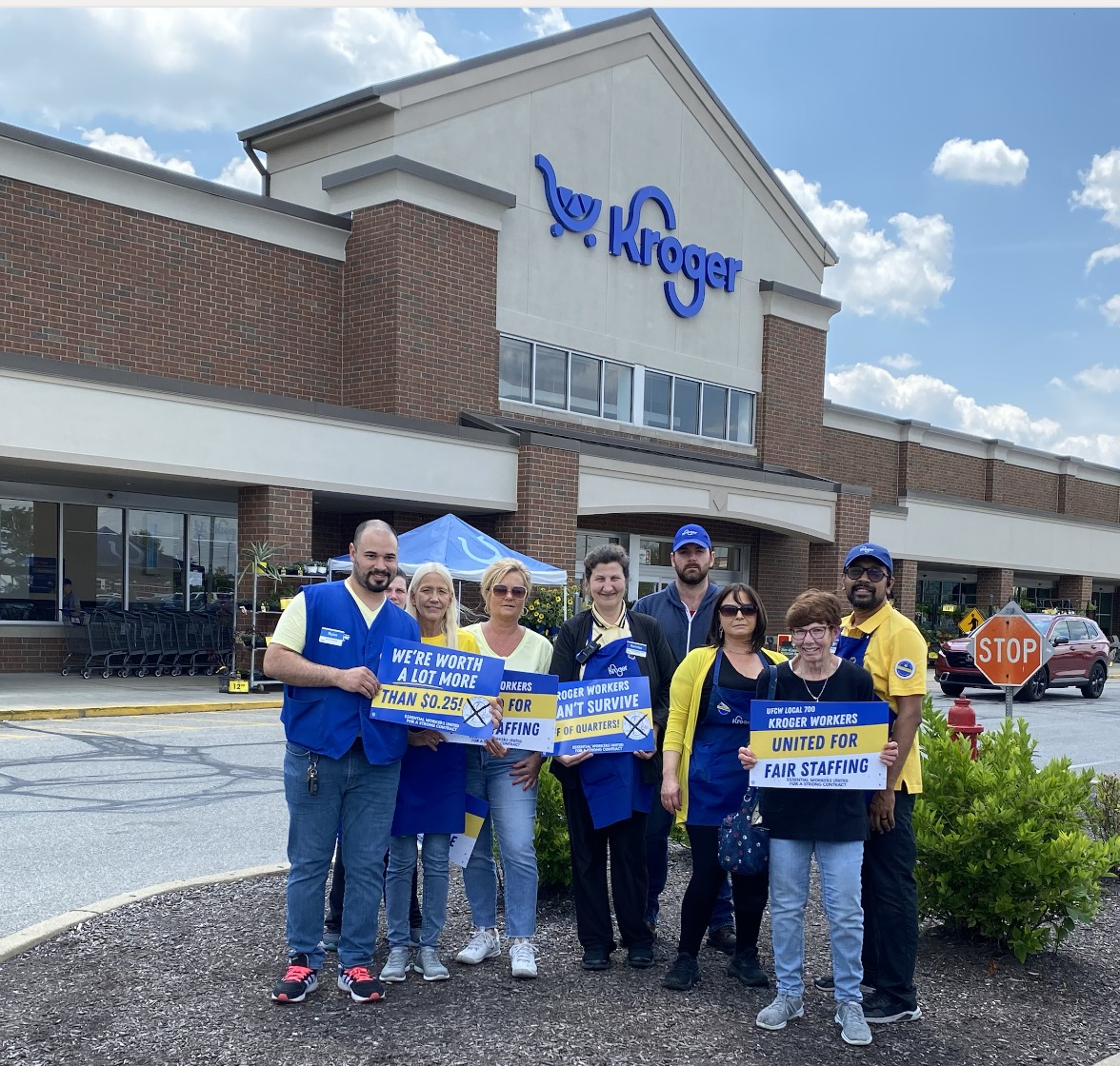 EW4Democracy's tweet image. WE&apos;RE WORTH A LOT MORE THAN $0.25!
Rank-and-file members at Kroger in Fishers, IN organized a Solidarity Shirt day for their corporate holiday walkthrough before the profit-making 4th of July. Members are united and won&apos;t back down.