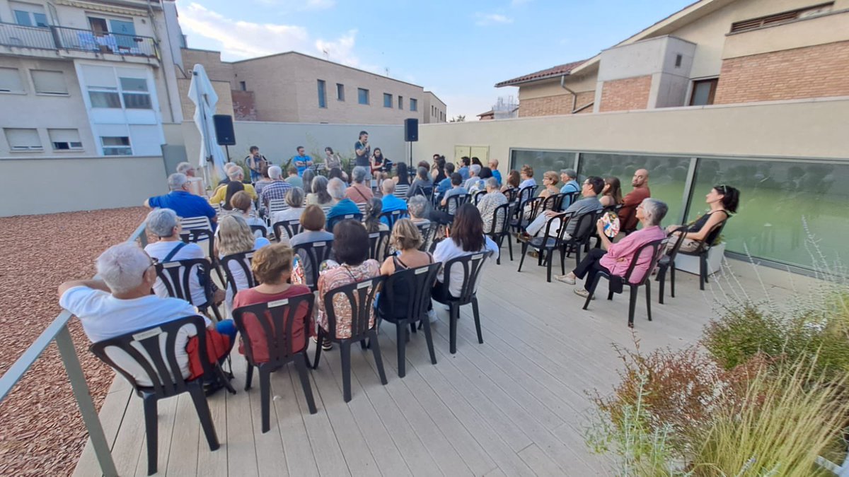 BibliotecaVicPB's tweet photo. El quartet que avui ha omplert la terrassa de la biblioteca de música, ens ha acostat a les cançons tradicionals de la Val d’Aran. #capaltard
@vic_cultura @aj_vic @bibliotequesXBM https://t.co/6YTwNnNxWU