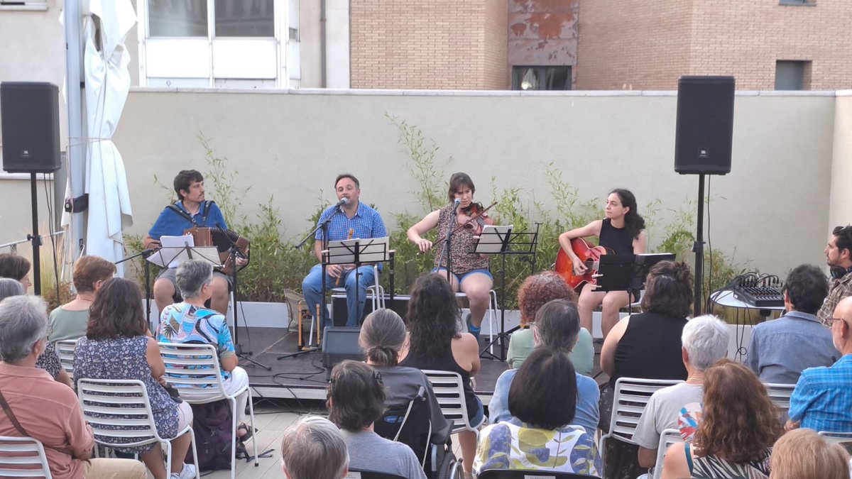 BibliotecaVicPB's tweet photo. El quartet que avui ha omplert la terrassa de la biblioteca de música, ens ha acostat a les cançons tradicionals de la Val d’Aran. #capaltard
@vic_cultura @aj_vic @bibliotequesXBM https://t.co/6YTwNnNxWU