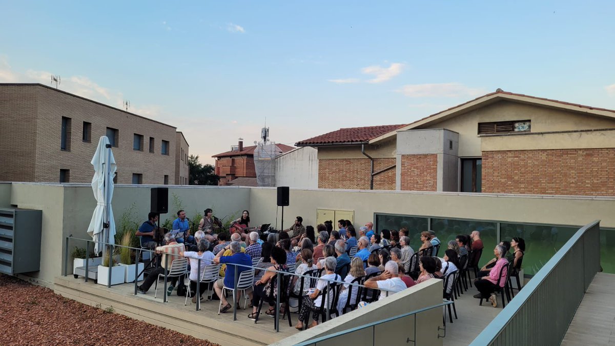 BibliotecaVicPB's tweet photo. El quartet que avui ha omplert la terrassa de la biblioteca de música, ens ha acostat a les cançons tradicionals de la Val d’Aran. #capaltard
@vic_cultura @aj_vic @bibliotequesXBM https://t.co/6YTwNnNxWU