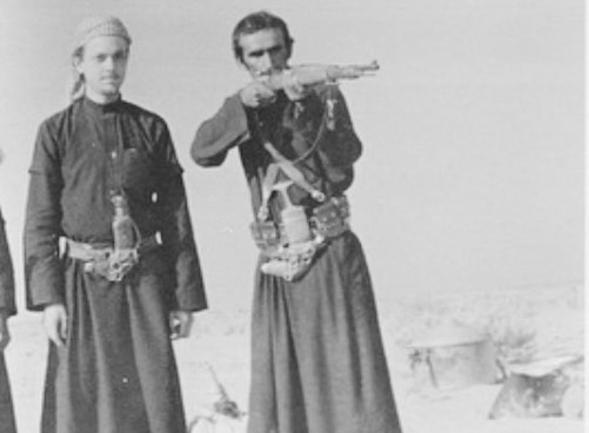 ترا من يخون العهد ماله معي مجلاس
ولااحب رجلٍ يعطي العهد ويبوقه

وانا والله اني اكره اللاش والبلاس
واحب الكريم الي مخلاتن طروقه

ونا اكره ردي الراس لوه قريب الناس
وحب الشجيع اللي حمياه بعروقه