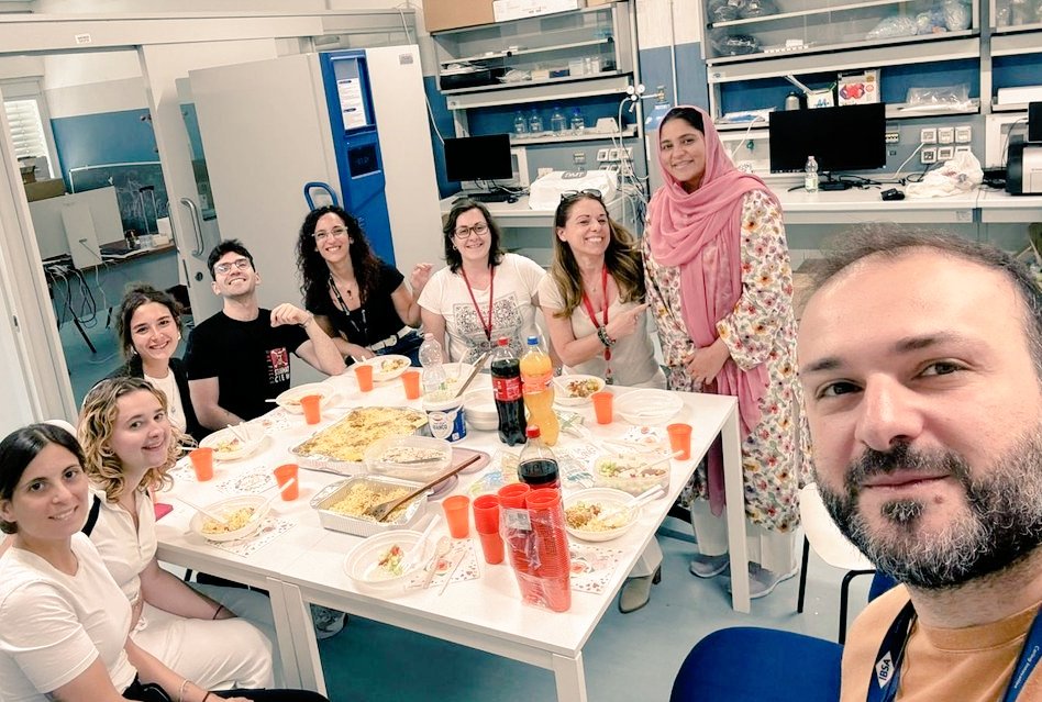 Tahira brought a traditional Pakistani dish and we really enjoyed it! The flavors were amazing!
#lablife 🤩