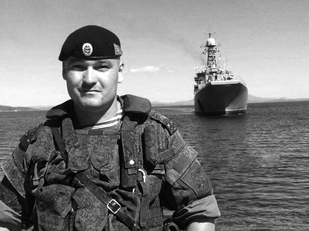 Пишут что экс командир бригады морской пехоты, герой россии, обладатель Золотой звезды, гвардии полковник Михаил Гудков – благополучно отправился кормить червей.
Стекловатой, выродок☺️