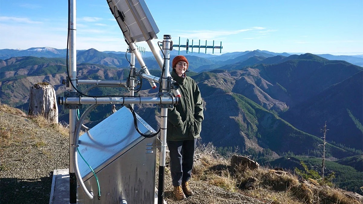 Building Hazard Resistance 🔥

Installing wildfire cameras and seismic sensors for the Oregon Hazards Lab became a full-time gig for Earth sciences alum Sydney Whiting. As a field technician for the Oregon Hazards Lab (OHAZ), the College of Arts and Sciences alum installs and