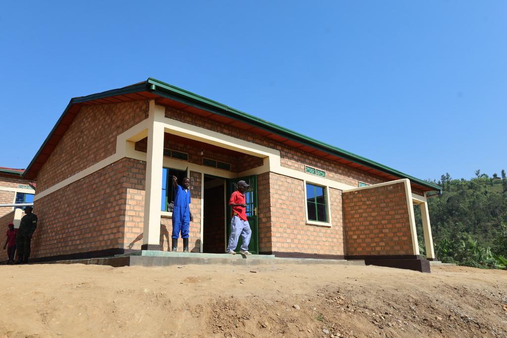 RYVCPWestern's tweet photo. Mu rwego rwo gushyira umuturage ku isonga mu murenge wa Gatumba mu kagari ka Karambo  huzuye amazu 10  yubatswe ku bufatanye bwa @NgororeroDistr na @RwandaMoD ; yubakiwe abaturage batishoboye mu cyumweru cyahariwe ibikorwa by'ingabo mu baturage (#Armyweek). https://t.co/mzt5nq2P7I