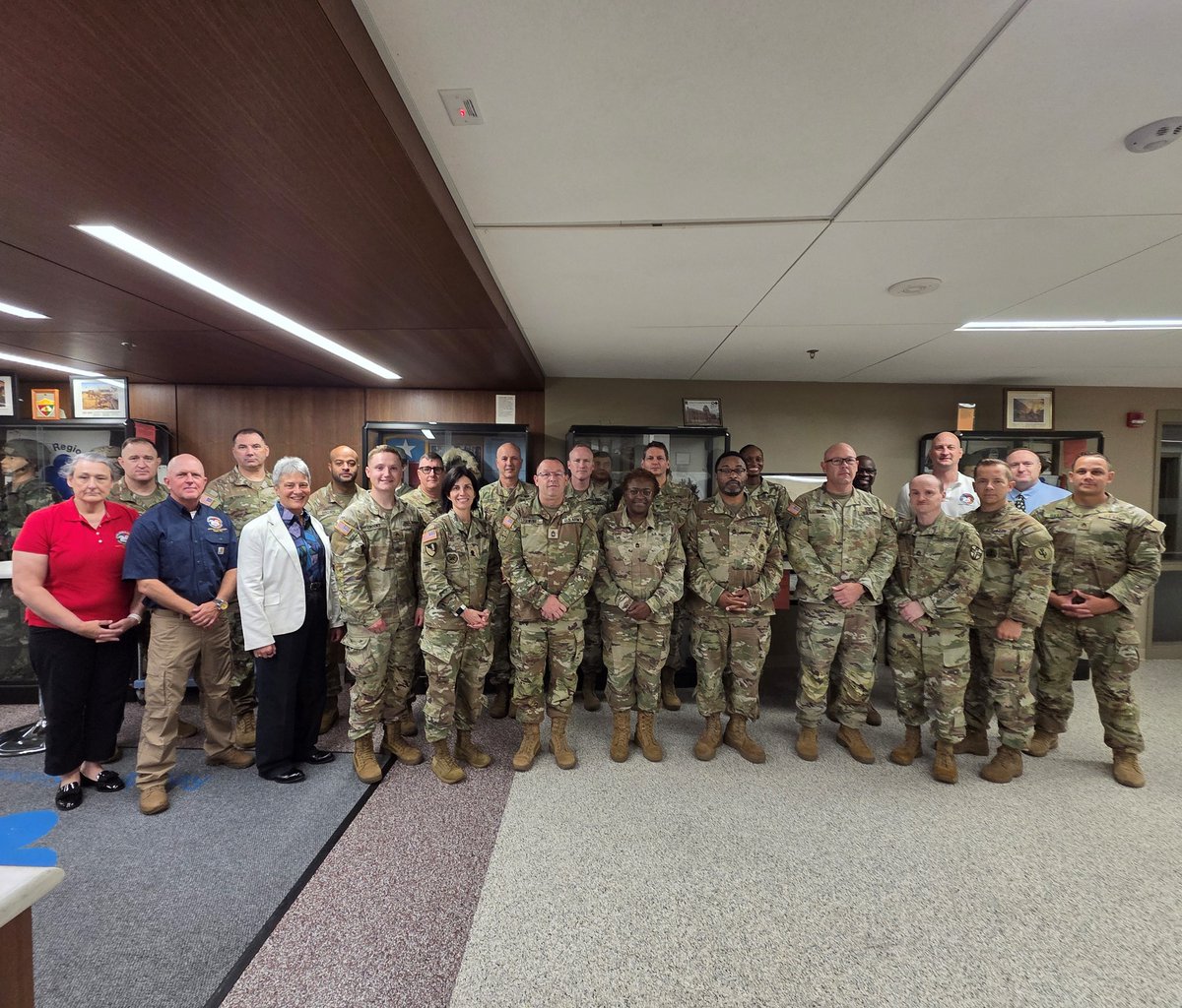 USArmyReserve's tweet image. #USArmyReserve leaders gathered at Fort Snelling, MN, from June 24 to 27 for Defense Support of Civil Authorities Leaders training, led by the @88RDBlueDevils, to prepare for supporting local, state, and federal agencies during disaster response operations. ⚠️ 
#DSCA

@USArmy