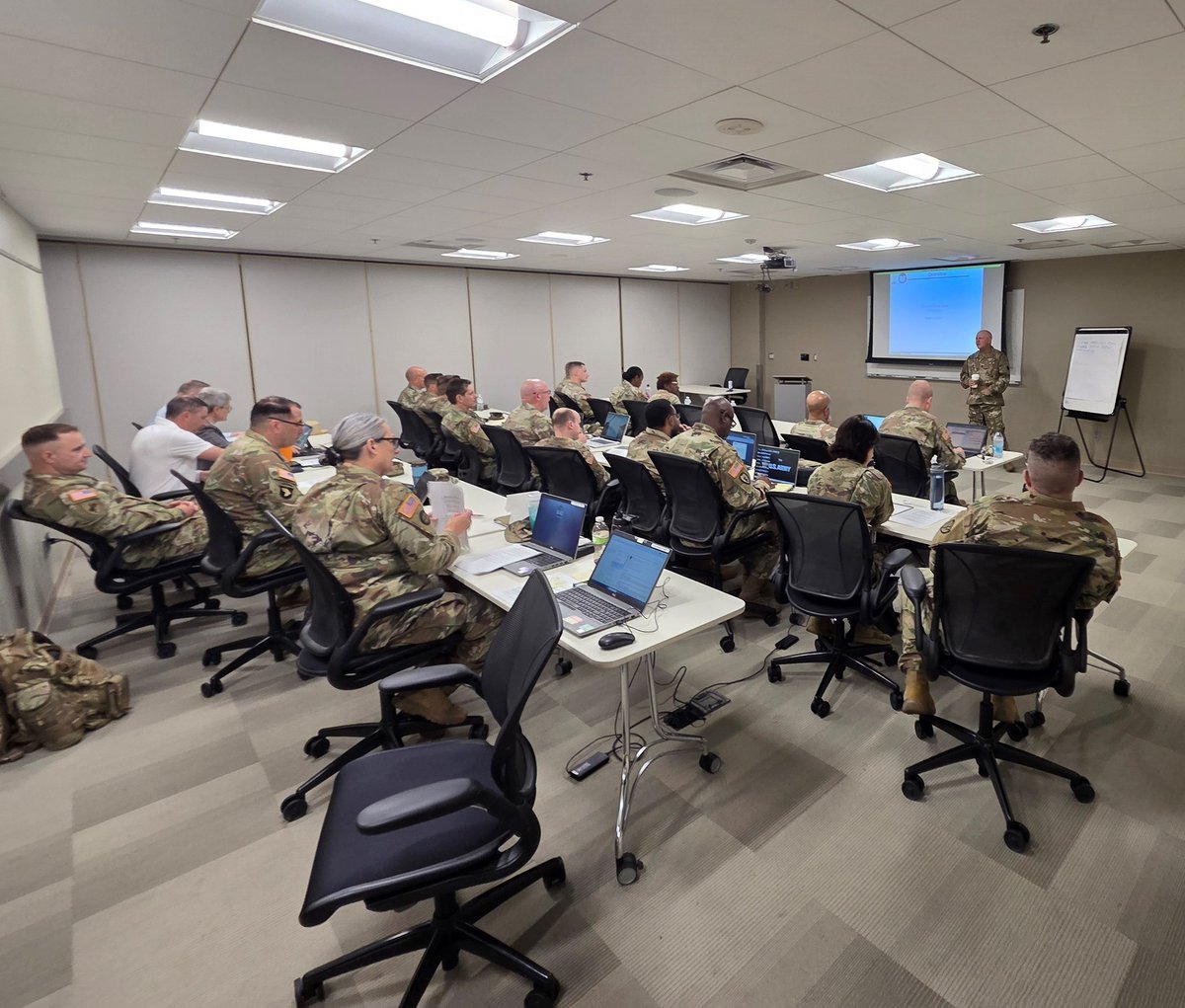 USArmyReserve's tweet image. #USArmyReserve leaders gathered at Fort Snelling, MN, from June 24 to 27 for Defense Support of Civil Authorities Leaders training, led by the @88RDBlueDevils, to prepare for supporting local, state, and federal agencies during disaster response operations. ⚠️ 
#DSCA

@USArmy